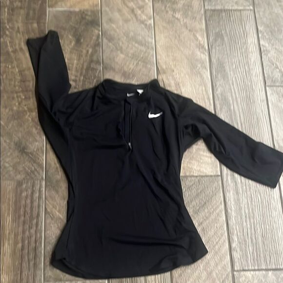 Nwt Nike Black and White Fitted 3/4 sleeve top - Picture 1 of 2